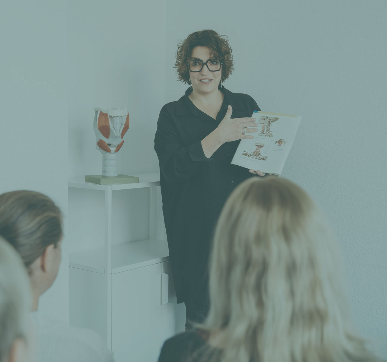 Janina Willmann erklärt Anatomie des Kehlkopfs im Coaching für Stimme und Atmung in Vechta