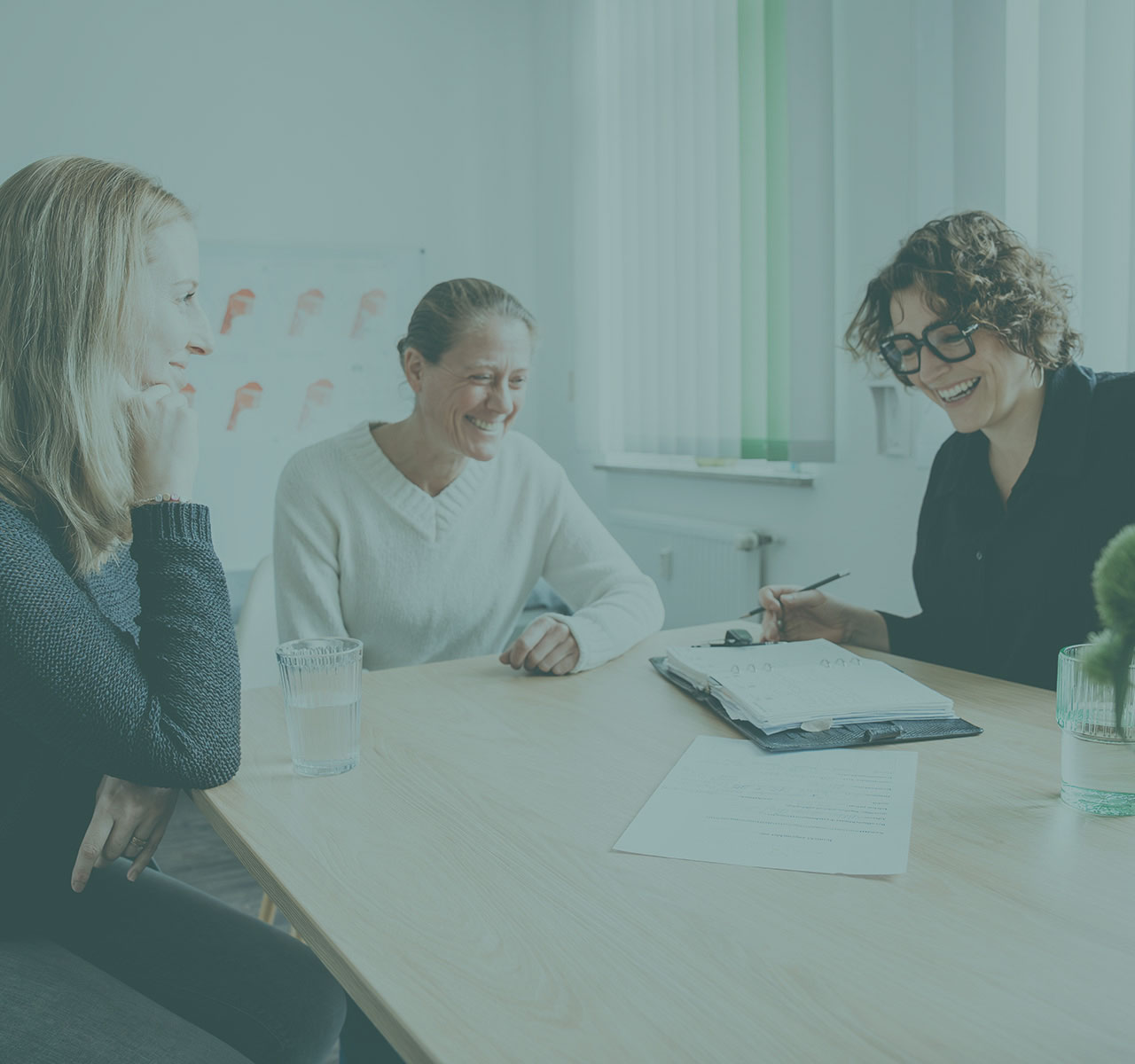 Praxisteam der Willmann Logopädie in Vechta im Gespräch in Praxis